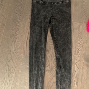 Aritzia leggings in acid wash - size M